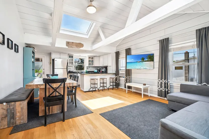 Plum Pet-Friendly | Walk to Basin | Screened Porch - Image 1