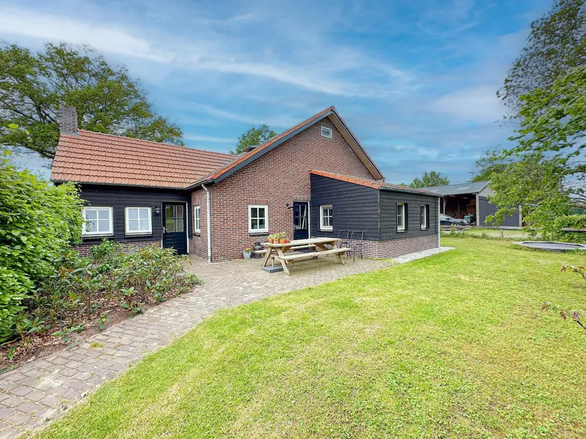 Rural house with 2 bathrooms and a garden - Image 1