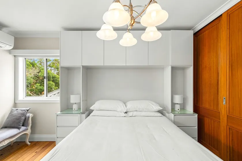 Elegant 1-Bed with Study by Balmain Wharf - Image 1