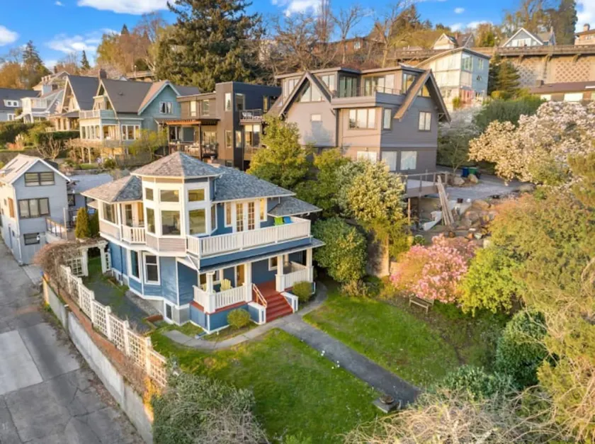 6B4B Luxury Home! Sleeps 20! Beautiful Views! - Image 1