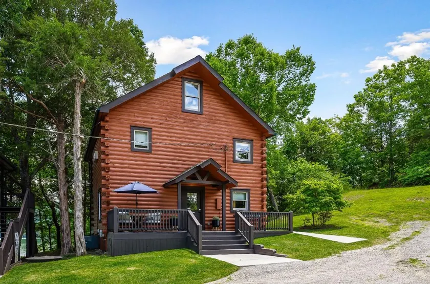 Golden Cedar Lodge: Ultimate Getaway with Hot Tub - Image 1