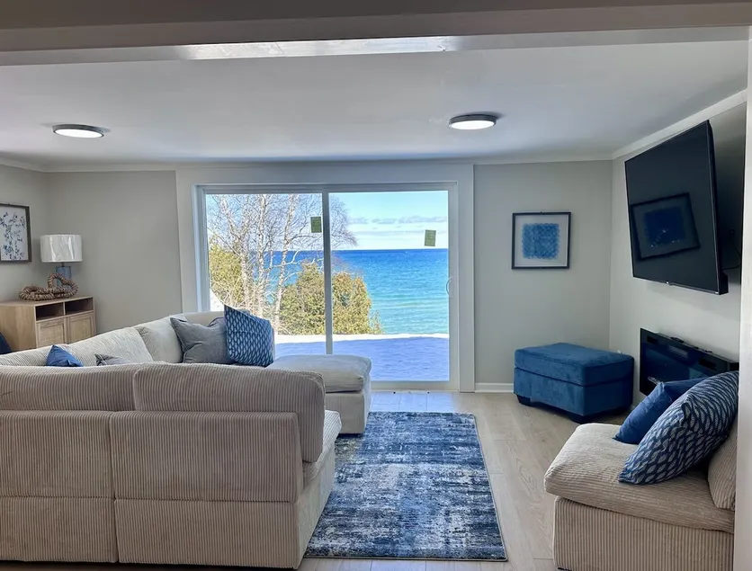 Huron Shores Hideaway: Pet-Friendly Autumn Stay - Image 1