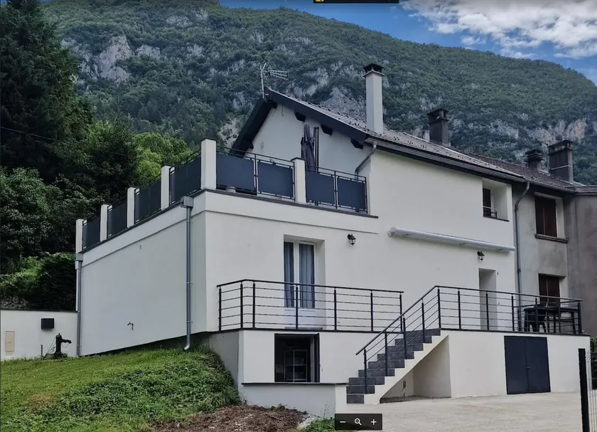 House with exceptional views - Image 1