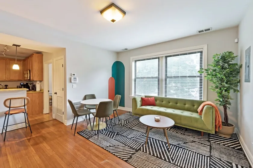 Designer Apartment 10 Min Walk to Wrigley! - Image 1