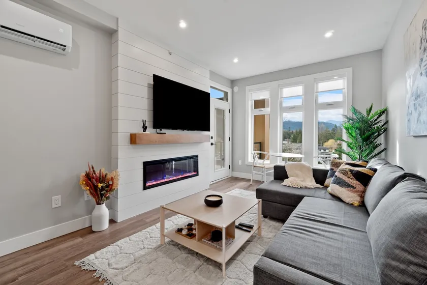 New Mountain View 1BR + Den - Image 1