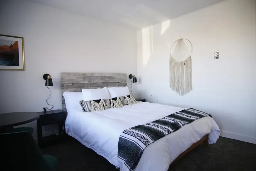 Fillmore Lodge: Lowest Price - Comfy Queen Room - Image 1