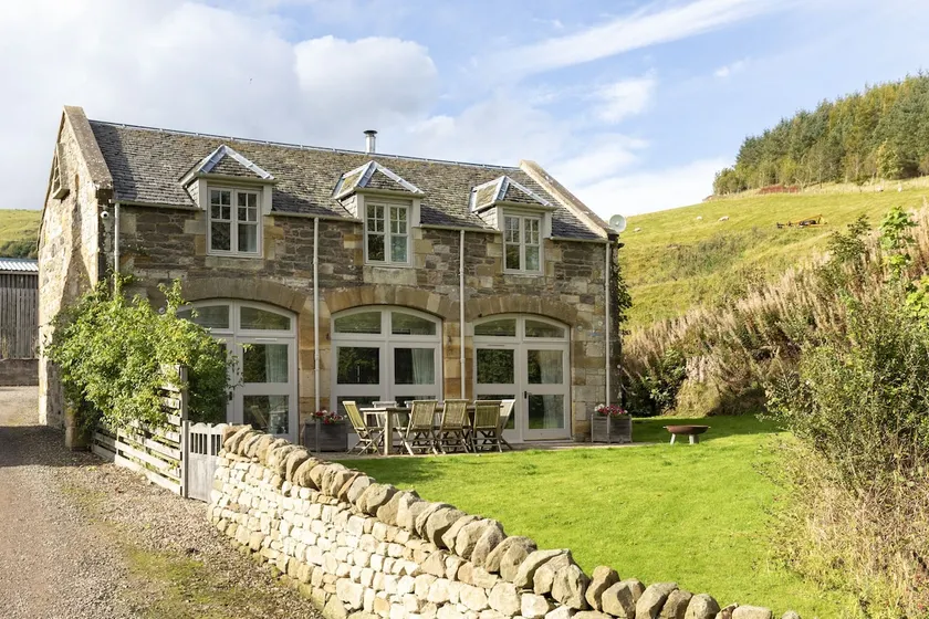 The Coach House, Pentland Hills - Sleeping 6 Guests in 3 Bedrooms, Dog Friendly - Image 1
