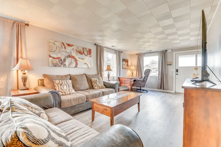 Family-friendly Ontario Home in Central Location! - Image 1
