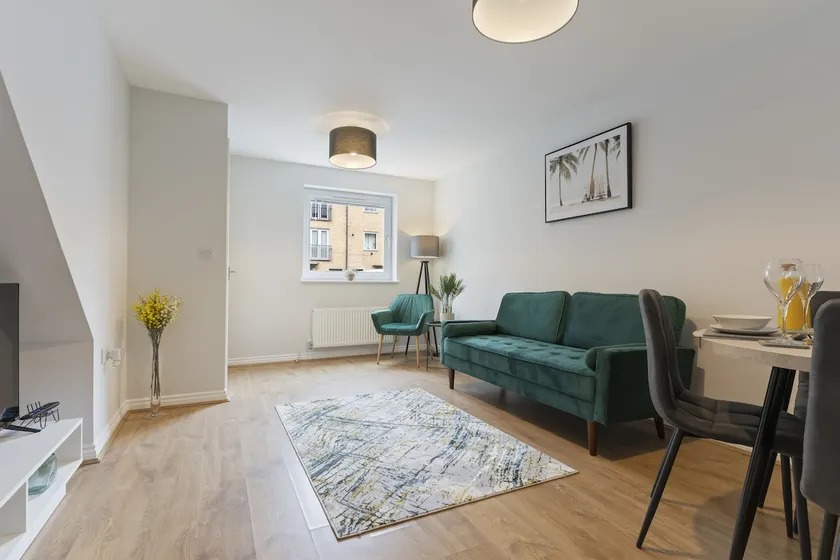 The Royal Lakeview 4 Bed House with gated parking - Image 1