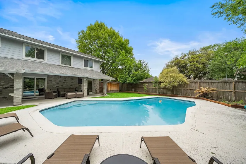 Houston Pool Retreat WiFi Yard BBQ Games TVs - Image 1