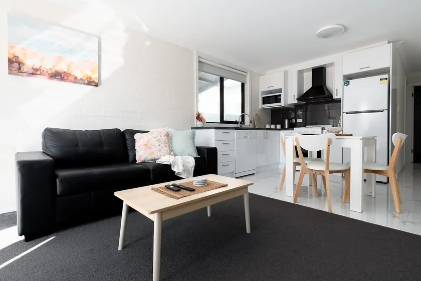 Riverside Gem with Parking and WiFi - Image 1