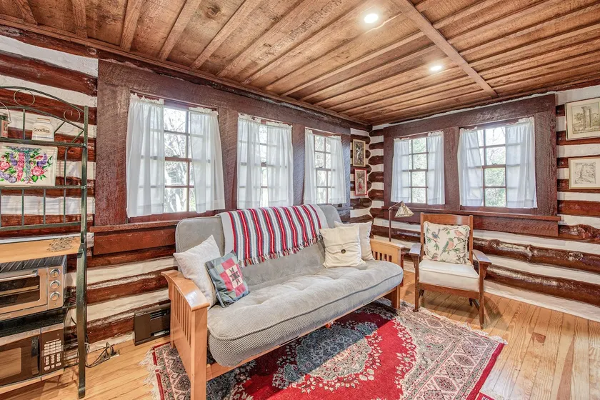 Wooded Getaway, Shared Pool, Great Location - Image 1