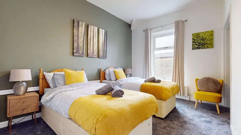 Modernised 3-bedroom Blackburn townhouse sleeps 6 - Image 1