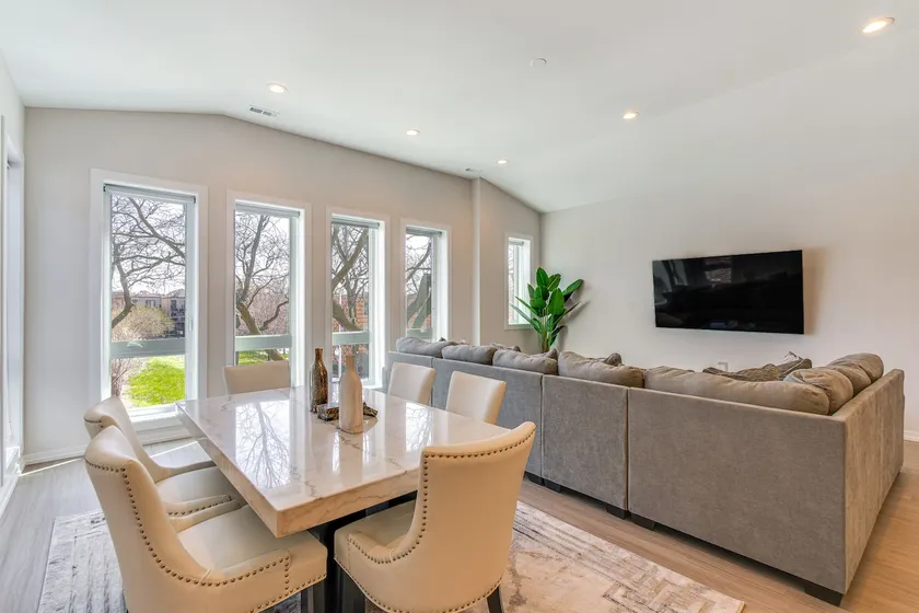 7 Mi to Downtown: Luxe Chicago Condo - Image 1