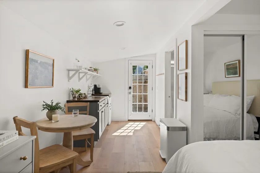 Charming Downtown Country Cottage - Image 1