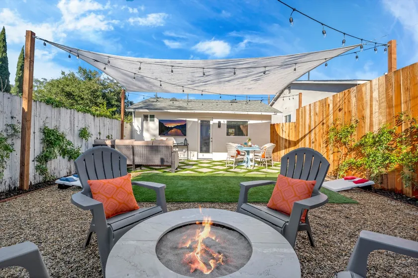 Cozy Cottage, Brand New, fully Private, walk to Everything - Image 1