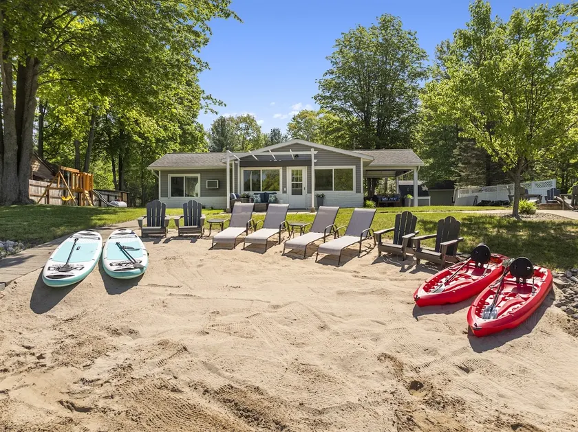 Lakeshore Living - Private Beach, Sleeps 16! - Image 1