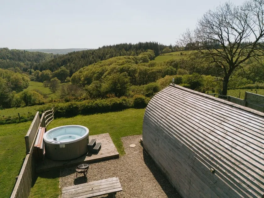 Cosy Glamping Pod with Hot Tub & Exceptional Views - Image 1