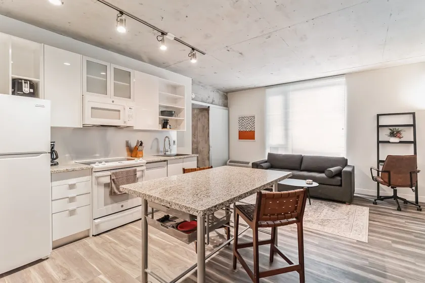 Sleek DT Cleveland Apt at Skyline - Image 1