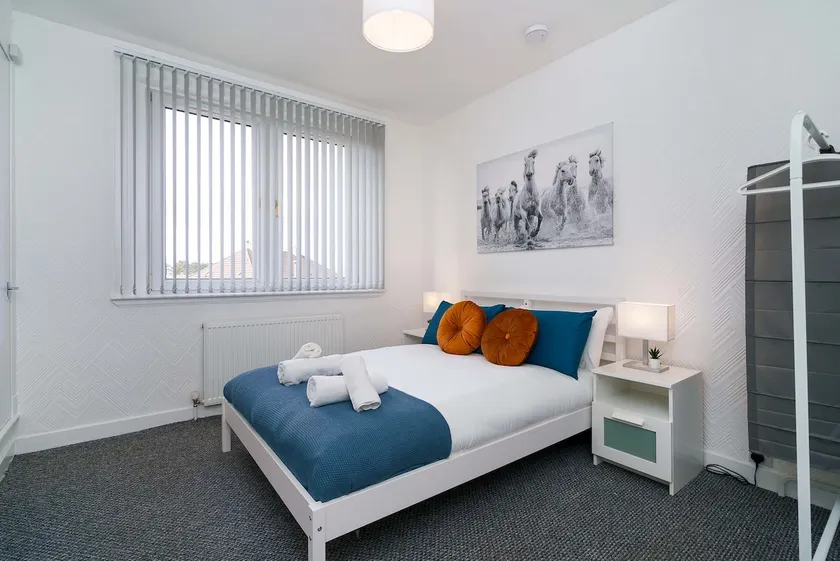 Free Parking - 2 Bedroom Flat - Image 1