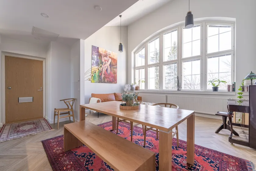 Stunning Loft with Lake View & Free Garage Parking - Image 1