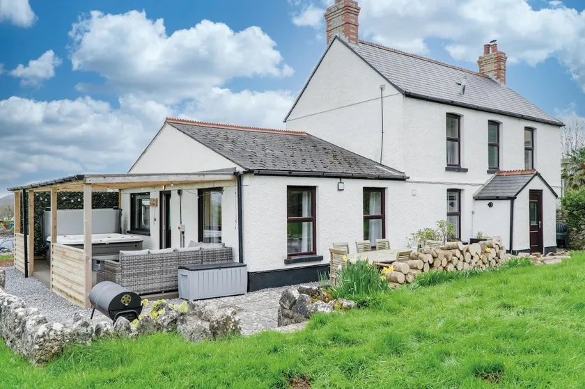 Hill House - 4 Bedroom Holiday Home - Llanrhidian - Image 1