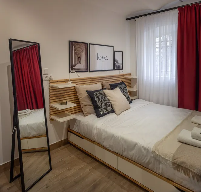 Ruby Red House - Central Apt for You & Your Pet - Image 1