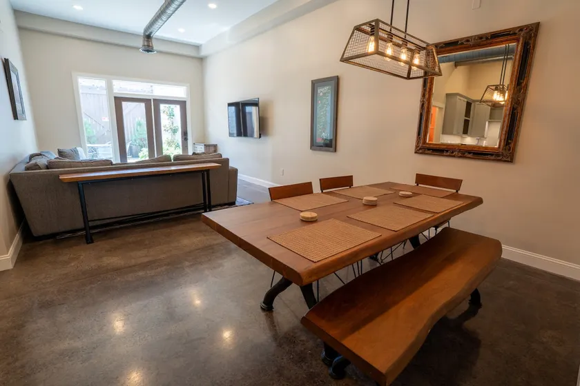 Downtown Urban Retreat 6 Beds Perfect for Groups - Image 1