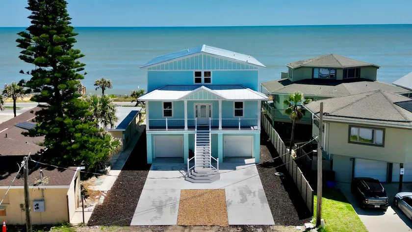 Beachfront retreat w views, games, hot tub & more! - Image 1