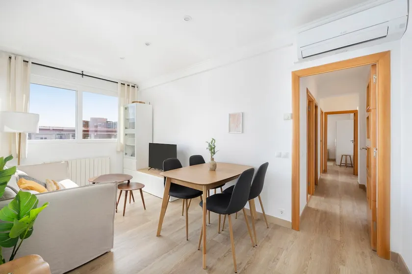 Amazing 3bdr Apt In Cornella 1 Mins From Metro - Image 1
