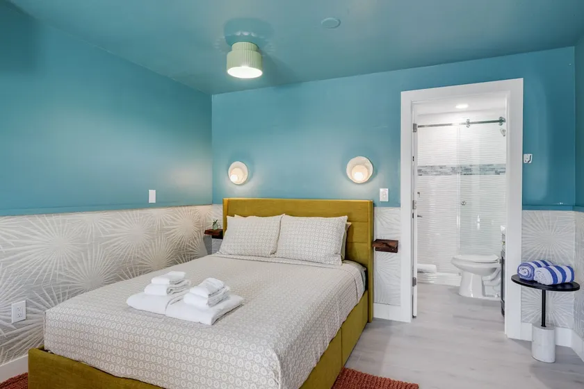 The Catalina - Upgraded Suite at Palmview Inn - Image 1