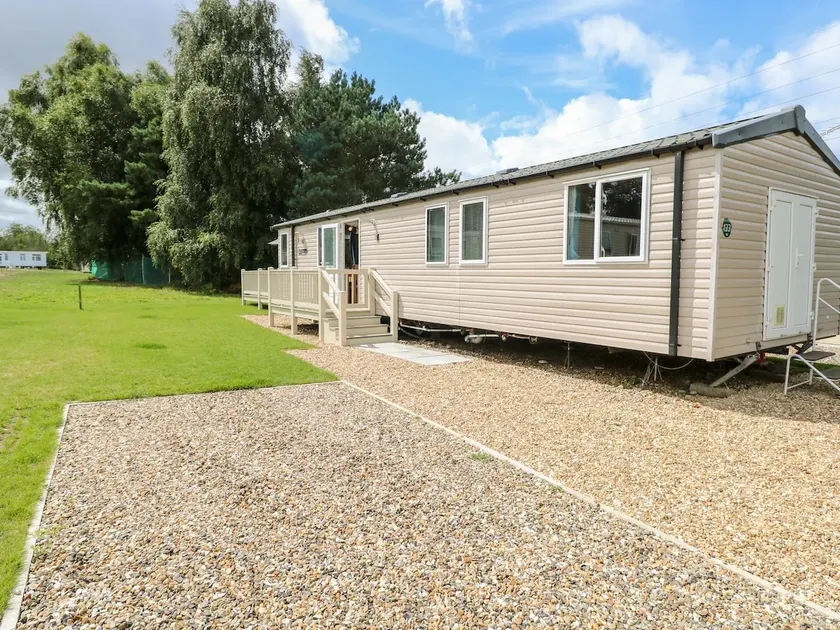 Paws & Paths: A 3-Bedroom Retreat in Fritton - Image 1