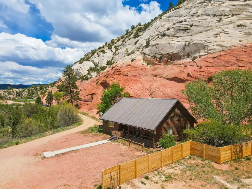 Cabin Nestled in the Cliffs w/Resort Amenities - Image 1