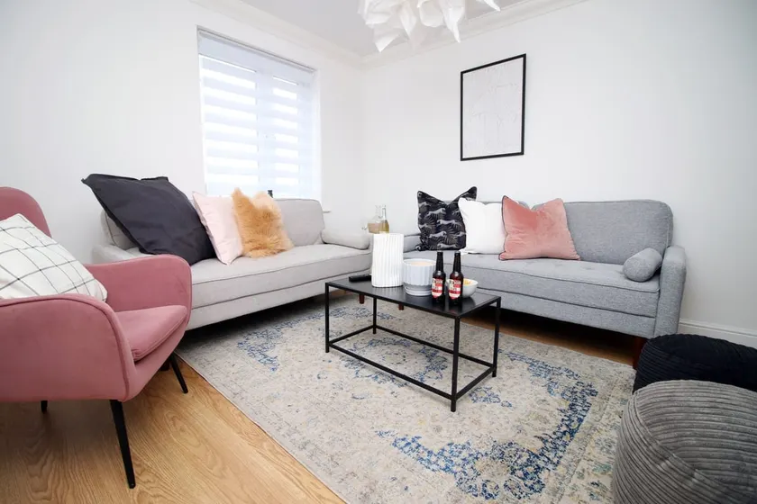 Cohost Partners Spacious 5-Bed Home in Newport - Image 1