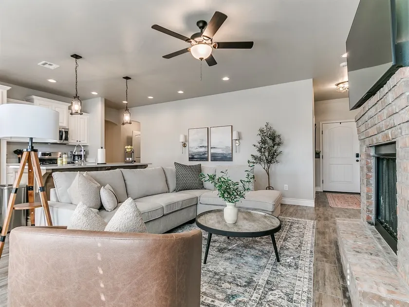 Excellent new home in wonderful neighborhood - Image 1