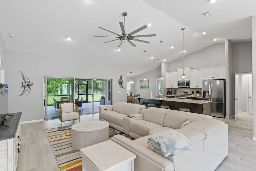 Tropical Waterfront Home | Close To Beach | Garage - Image 1