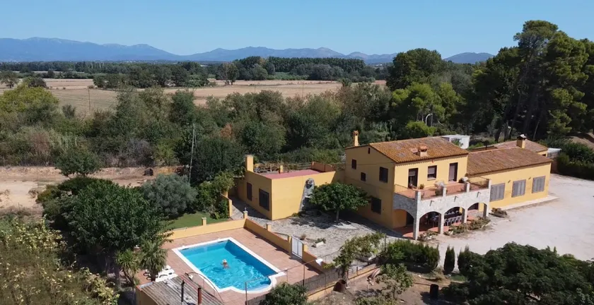 Casa de campo 'Les Cabretes Vilanova De La Muga' com vista para a montanha, Wi-Fi e ar condicionado - Image 1