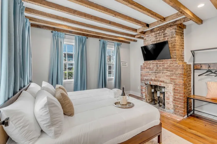 Remodeled 3bd, Marble Bathrooms, 150ft to King St! - Image 1