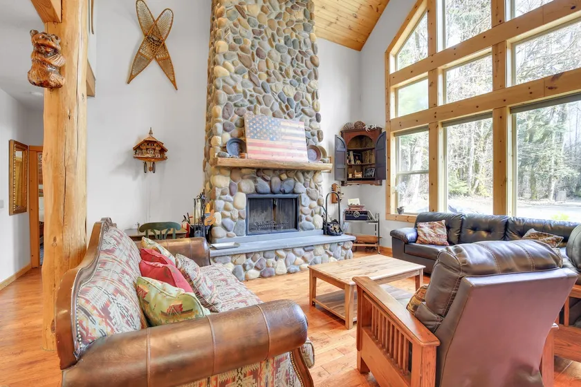 Peaceful Rhododendron Cabin w/ Fire Pit & Hot Tub! - Image 1
