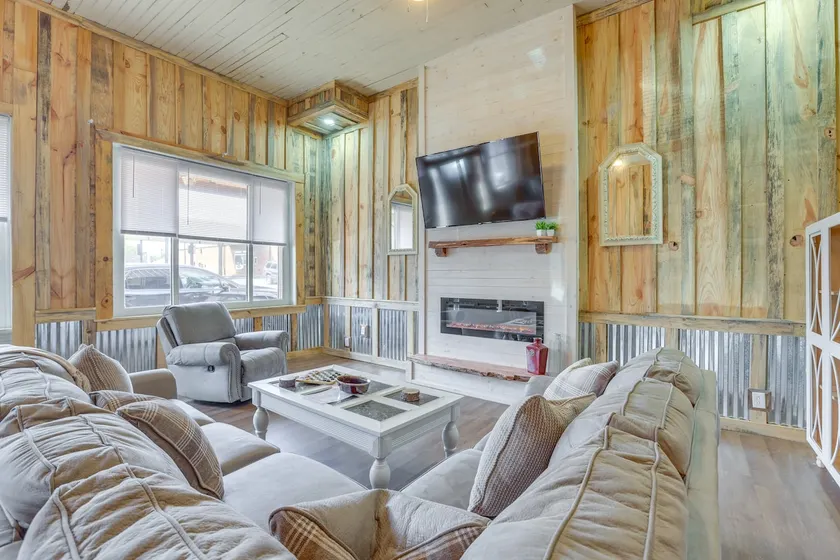 Downtown Lineville Vacation Rental ~ 10 Mi to Lake - Image 1