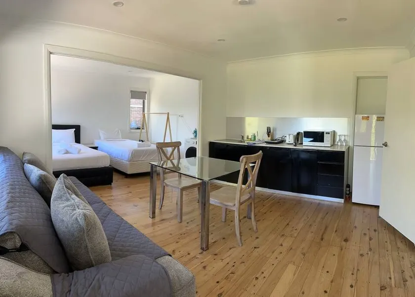Studio house Unit in Dundas Valley - Image 1