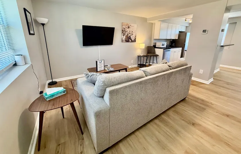 Modern Apartment Steps from Blackstone & Dundee - Image 1