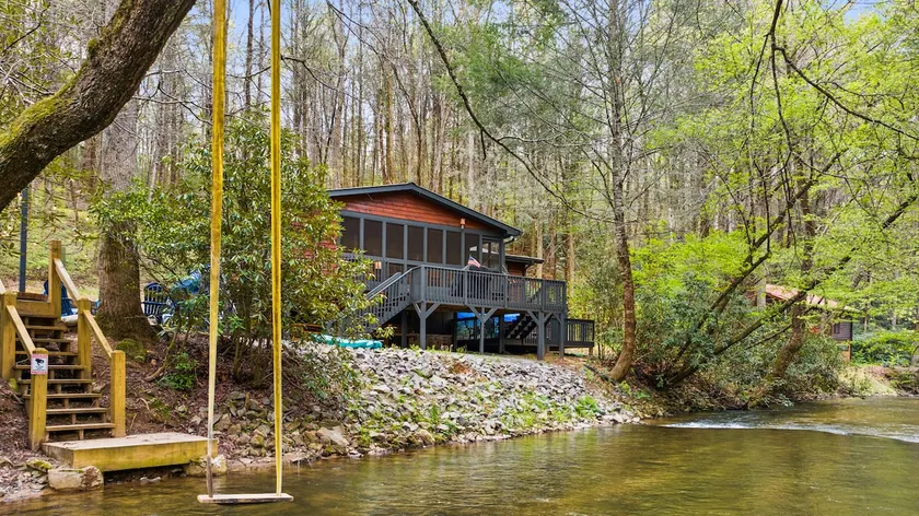 200ft Fightingtown Creek FrntHot TubArcd - Image 1