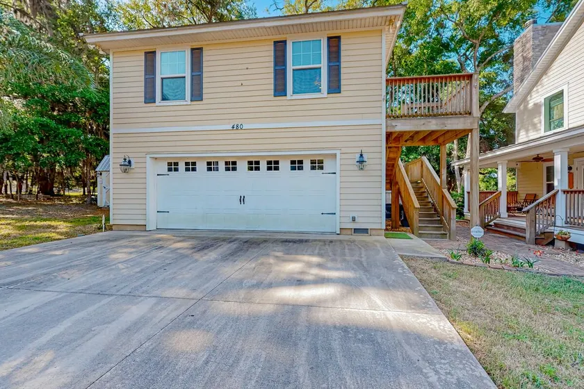 Inviting waterfront cottage with balcony, firepit, marsh views, & washer/dryer - Image 1