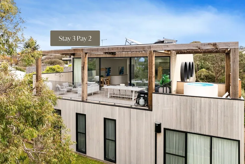 Santorini Blue Sorrento with heated spa and stunning views - Image 1