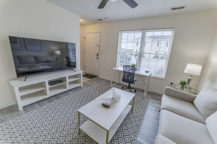 Peaceful Apartment with Pool, Gym and Laundry - Image 1