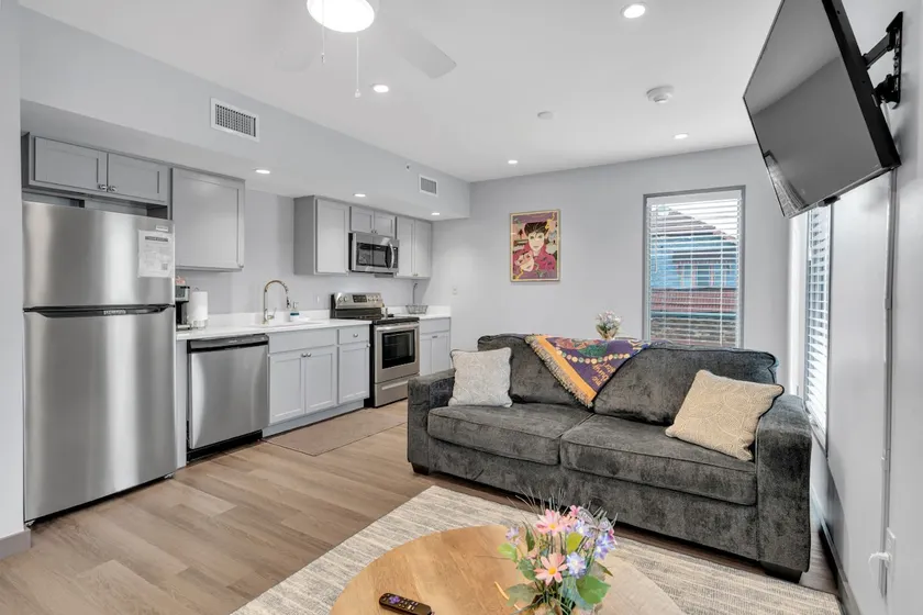 Comfy New Build Near FQ/Frenchman+Parking - Image 1