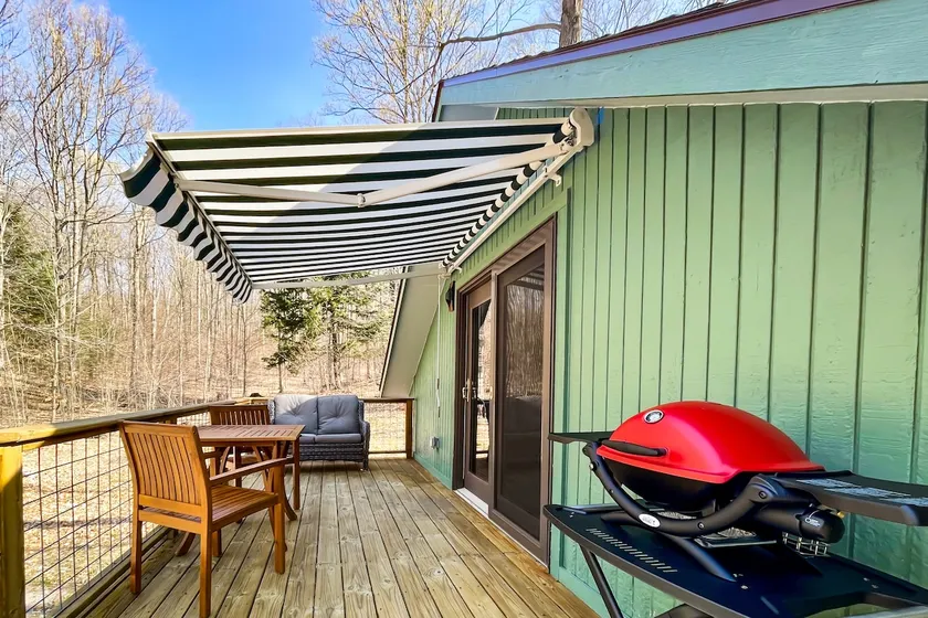 Half-mile to Crystal Lake! Couples Retreat w/ Deck - Image 1