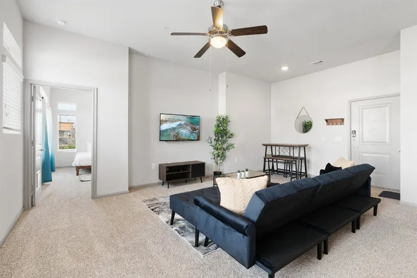 2B2B LUX Apt Near Heart of Austin w/Pool & Parking - Image 1