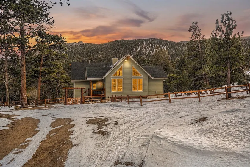 Pines & Peaks Cabin | 10 min to RMNP | Hot tub - Image 1